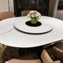 Cận cảnh mặt bàn ăn ARDEN thông minh ở trạng thái thu gọn hình tròn. Mặt đá trắng vân mây tinh tế, nổi bật với mâm xoay bế…