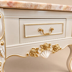 Chi tiết cận cảnh ngăn kéo và phần yếm bàn của bàn trà góc BG-007. Ngăn kéo nhỏ có tay nắm kim loại mạ vàng hình vòng cung…