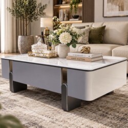 Góc chụp nghiêng của bàn trà LUNA BT6209-14, nổi bật mặt đá vi tinh thể trắng vân mây và thân bàn màu xám nhạt bóng. Chân…