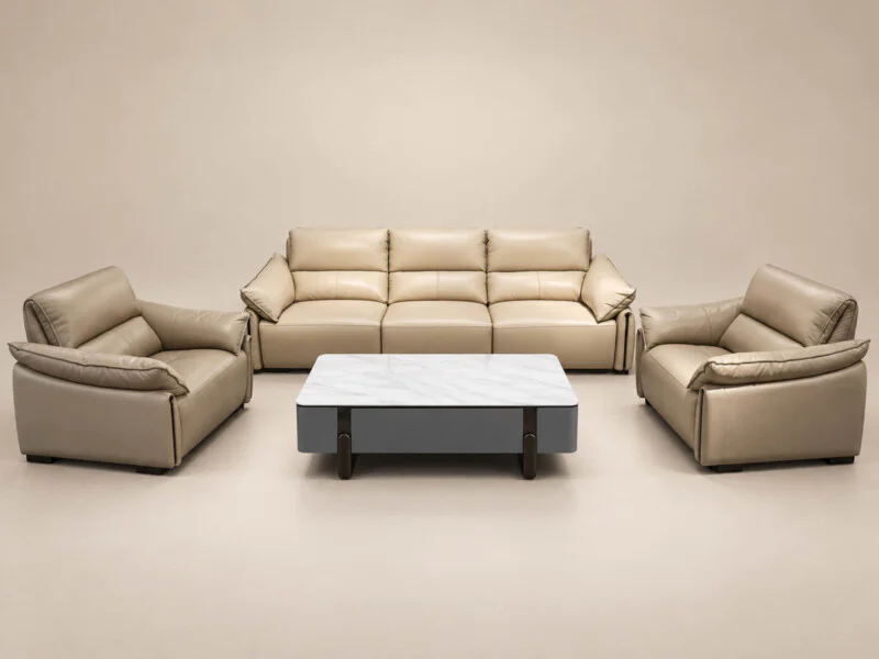 Bộ sofa COCOON màu be nhạt được chụp chính diện trong studio, gồm một băng ba, một băng đôi và hai ghế đơn. Các ghế có thi…