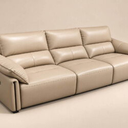 Ghế sofa băng ba COCOON màu be nhạt, chụp từ góc nghiêng, cho thấy toàn bộ chiều dài của ghế. Thiết kế hiện đại với các đệ…