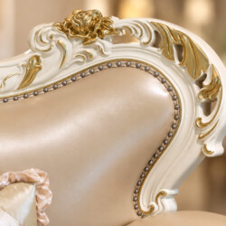 Cận cảnh phần lưng tựa của ghế sofa tân cổ điển, nổi bật với khung gỗ sồi tự nhiên nguyên khối được chạm khắc tinh xảo, sơ…