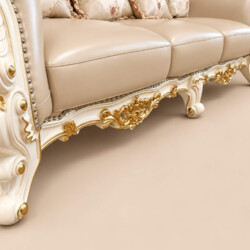 Góc chụp thấp tổng thể phần chân và khung dưới của ghế sofa băng, phô diễn các chân ghế được chạm khắc cầu kỳ, sơn màu kem…