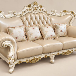 Băng sofa 3 chỗ SB921-1 chụp từ góc nghiêng, cho thấy độ sâu và sự bề thế của sản phẩm. Các gối tựa nhỏ họa tiết hoa văn đ…