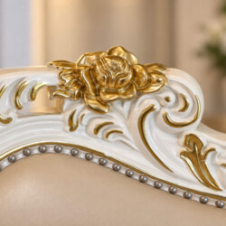 Cận cảnh phần tay vịn của sofa SB921-1, nổi bật với đường viền nhũ vàng và các chi tiết trang trí nhỏ. Bề mặt da bò màu ke…