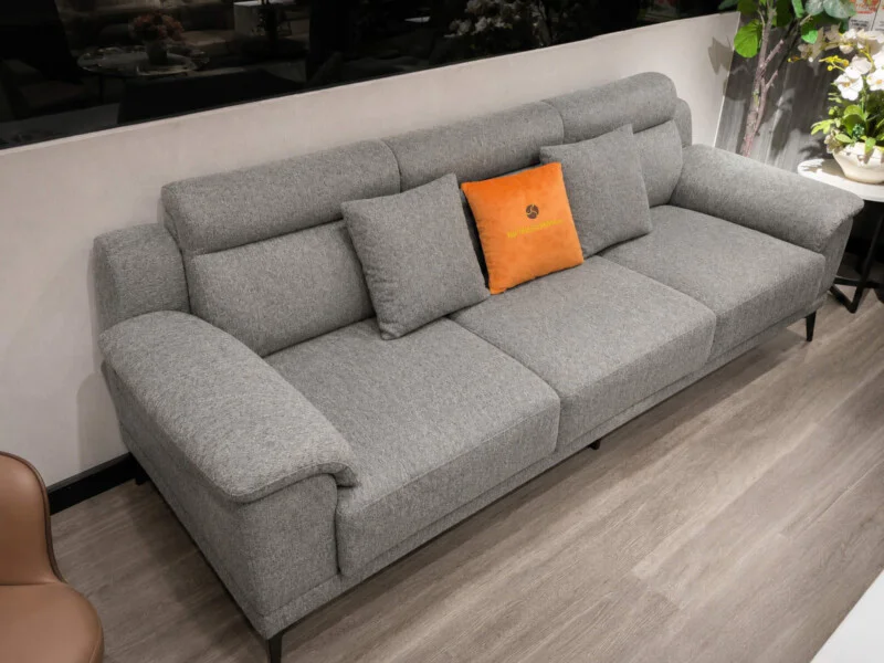 Góc chụp từ trên xuống của sofa băng 3 Belluno SB01 màu xám nhạt, đặt trong không gian phòng khách. Sofa có tựa lưng cao…