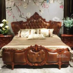 Giường ngủ ROSABELLA 1M8 GIB09GG đặt trong phòng ngủ tân cổ điển sang trọng, với đầu giường bọc da màu nâu đỏ và khung gỗ…