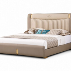 Giường ngủ WINGA Luxury GIQF285-18 chụp chính diện hơi chếch, nổi bật với đầu giường bo cong bọc da màu trà sữa, các đường…