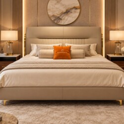 Giường ngủ GIQF918-18 nhìn từ góc hơi chếch, đặt trong không gian phòng ngủ luxury ấm cúng. Đầu giường cao, bọc da màu be…