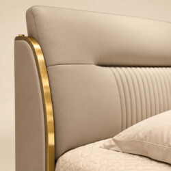 Cận cảnh phần đầu giường của GIQF918-18, tập trung vào đường cong và chất liệu. Đầu giường bọc da màu be nhạt, có đường vi…