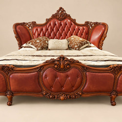 Giường ngủ ROSABELLA 1M8 chụp chính diện, tập trung vào sự đối xứng và cân đối của thiết kế. Đầu giường và chân giường đều…