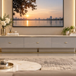 Kệ tivi Orvessa Luxury KT8801-20 đặt trong không gian phòng khách hiện đại, sang trọng. Kệ có màu be nhạt, mặt đá phiến Pa…
