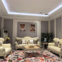 Bộ sofa PALAIS D'OR tân cổ điển luxury màu kem được đặt trong phòng khách sang trọng. Góc chụp chính diện, bao gồm một ghế…