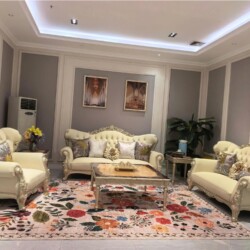 Toàn cảnh bộ sofa PALAIS D'OR gồm ba ghế (đơn, băng hai, băng ba) và bàn trà, được bố trí hài hòa trong phòng khách tân cổ…