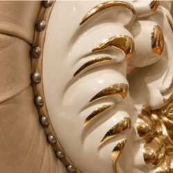Cận cảnh phần chân ghế của sofa đơn Royal Crown SB982H. Các hoa văn chạm khắc tinh xảo màu kem trên khung gỗ Sồi tạo điểm…