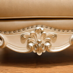 Cận cảnh phần chân ghế và gầm sofa Royal Crown SB982H, cho thấy sự chắc chắn và tinh tế trong thiết kế. Các đường nét chạm…