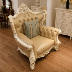 Sofa đơn Royal Crown SB982H nhìn từ góc chếch bên phải, thể hiện rõ đường cong mềm mại của tay vịn và lưng ghế. Các chi ti…