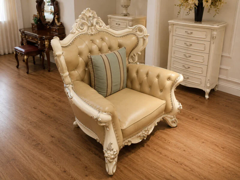 Sofa đơn Royal Crown SB982H nhìn từ góc chếch bên phải, thể hiện rõ đường cong mềm mại của tay vịn và lưng ghế. Các chi ti…