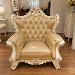 Sofa đơn Royal Crown SB982H chụp từ góc thấp chính diện, nhấn mạnh sự bề thế và vững chãi của sản phẩm. Khung gỗ Sồi tự nh…