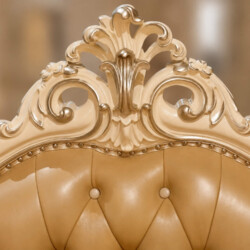 Cận cảnh phần lưng và tay vịn của sofa đơn Royal Crown SB982H, thể hiện rõ các đường nét chạm khắc tinh xảo trên khung gỗ…