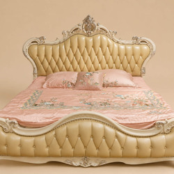 Giường ngủ MONARCHIA 1m8 chụp chính diện trên nền màu be đơn giản. Thiết kế đầu và đuôi giường bọc da múi rút khuy màu kem…