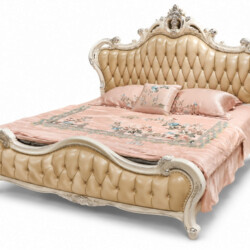 Giường ngủ MONARCHIA 1m8 nhìn từ góc chếch phía trước, đặt trên nền trắng. Nổi bật với đầu giường và đuôi giường bọc da mà…