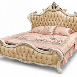 Giường ngủ MONARCHIA 1m8 đặt trên nền trắng, chụp từ góc cao hơn, cho thấy toàn bộ thiết kế tân cổ điển. Đầu và đuôi giườn…