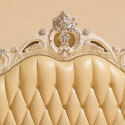 Chi tiết chạm khắc hoa văn trên đỉnh đầu giường MONARCHIA 1m8. Khung gỗ màu trắng ngà được điêu khắc tỉ mỉ với các đường n…