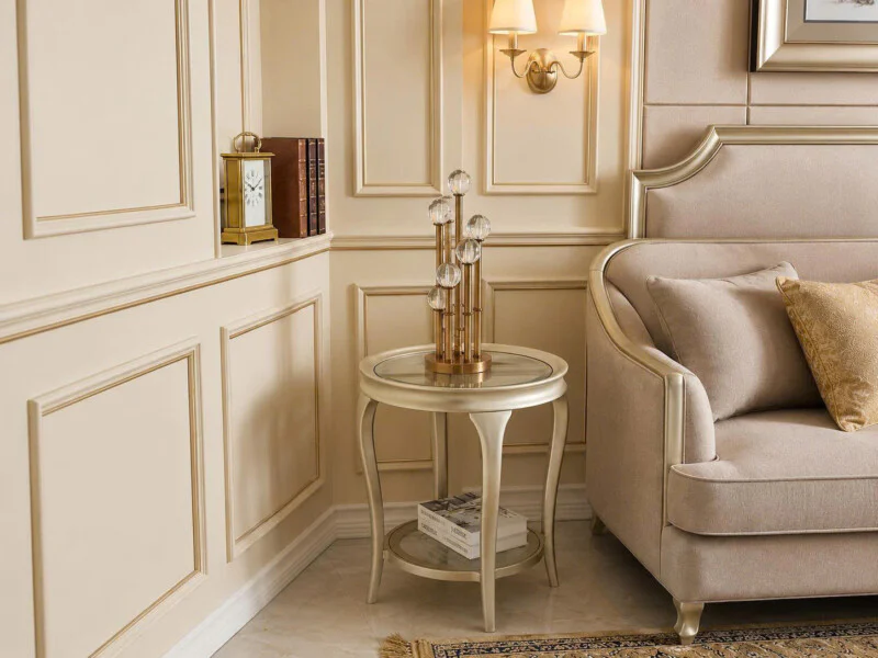 Bàn trà góc M106 với thiết kế thanh lịch, đặt cạnh ghế sofa bọc vải màu kem. Bàn có mặt kính cường lực tròn, khung gỗ sồi…