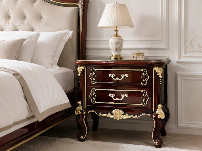 Tủ đầu giường Versailles A15 được đặt cân đối bên cạnh giường ngủ lớn với đầu giường bọc nệm màu kem. Tủ có hai ngăn kéo…