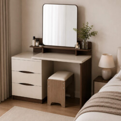 Bàn phấn LIVIA được đặt gọn gàng cạnh giường ngủ, góc chụp hơi nghiêng. Thiết kế quiet-luxury với mặt bàn rộng rãi màu kem…