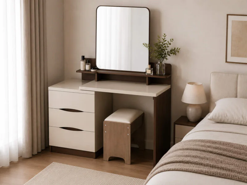 Bàn phấn LIVIA được đặt gọn gàng cạnh giường ngủ, góc chụp hơi nghiêng. Thiết kế quiet-luxury với mặt bàn rộng rãi màu kem…
