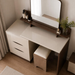 Bàn phấn LIVIA nhìn từ trên cao xuống, góc chụp cận cảnh mặt bàn và các ngăn kéo. Bàn màu kem kết hợp nâu gỗ, cho thấy khô…