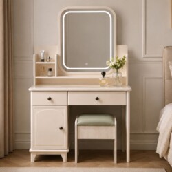 Hình ảnh bàn trang điểm Luna Élise màu kem nhạt chụp từ góc hơi chếch, làm nổi bật thiết kế tối giản. Gương LED hình chữ n…