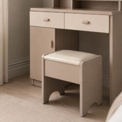 Cận cảnh phần chân bàn và ghế đôn của bàn phấn MIRELLE BP2571. Chân bàn được thiết kế vững chắc, đồng bộ với màu sắc tổng…