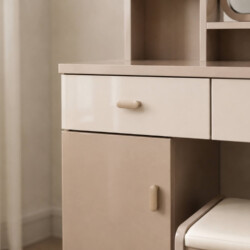 Cận cảnh ngăn kéo và tủ nhỏ bên dưới mặt bàn phấn MIRELLE BP2571. Ngăn kéo có tay nắm ẩn tinh tế, tủ có cánh mở, cung cấp…