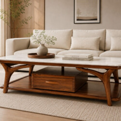 Bàn trà ARBOR được chụp từ góc thấp hơi nghiêng, cho thấy tổng thể thiết kế hiện đại với mặt đá hoa cương sáng bóng và khu…