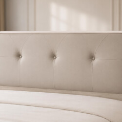 Cận cảnh đầu giường của mẫu giường ALTHEA GN2463, nổi bật với thiết kế bọc da màu kem nhạt có các nút nhấn đối xứng, tạo đ…