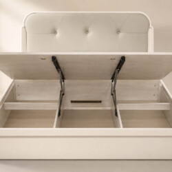 Giường ngủ ALTHEA GN2463 chụp chính diện, thể hiện tính năng thông minh với phần dát giường được nâng lên. Bên dưới là kho…