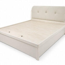 Giường ngủ ALTHEA GN2463 kích thước 1m8, chụp góc chéo phía trước, cho thấy toàn bộ khung giường màu kem nhạt và đầu giườn…