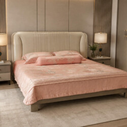 Giường Ngủ AMARIS được chụp góc nghiêng nhẹ từ bên phải, thể hiện tổng thể giường và một phần không gian phòng ngủ. Đầu gi…