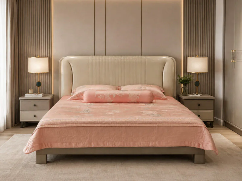 Giường Ngủ AMARIS 1m8 được chụp chính diện, toàn cảnh trong không gian phòng ngủ hiện đại. Giường có đầu giường bọc da nhâ…