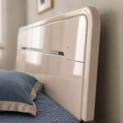Cận cảnh đầu giường Giường Ngủ CELINE từ góc nghiêng, làm nổi bật đường cong mềm mại và bề mặt màu kem bóng sang trọng. Ch…