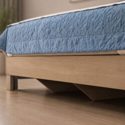 Cận cảnh phần chân và khung giường của Giường Ngủ CELINE, làm từ gỗ công nghiệp cao cấp với tông màu gỗ sáng tự nhiên. Châ…