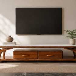 Kệ tivi ARBOR hiện đại đặt trong không gian phòng khách sang trọng, dưới một chiếc TV màn hình lớn treo tường. Kệ có mặt đ…