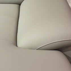 Cận cảnh chất liệu da công nghiệp màu be nhạt của sofa COASTAL II, với đường may tỉ mỉ, tinh tế. Góc chụp tập trung vào ph…
