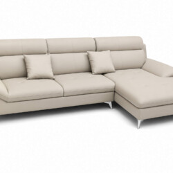 Sofa góc COASTAL II bọc da công nghiệp màu be nhạt, chụp trên nền trắng từ góc cao phía trước. Thiết kế chữ L thanh thoát…