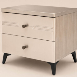 Tủ đầu giường NOA B1 màu be nhạt, chụp góc 3/4 từ phía trước bên phải. Tủ có hai ngăn kéo với tay nắm tròn màu xám đậm, mặ…