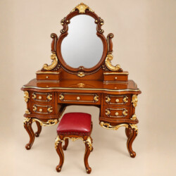 Bàn phấn VERSAILLES - BP8808 được chụp chính diện, thể hiện toàn bộ vẻ đẹp tân cổ điển với khung gỗ tự nhiên màu nâu bóng…