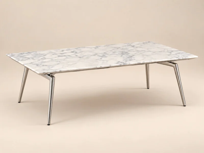 Bàn trà CARRARA BTCJ336 chụp từ góc chéo phía trước, nổi bật mặt đá tự nhiên vân mây trắng xám hình chữ nhật. Chân bàn làm…